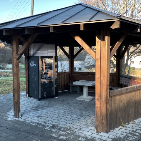 Hütte mit Versorgungsautomat, © Frank Fuchs Hütte mit Versorgungsautomat, © Frank Fuchs