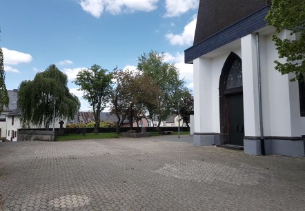 Platz vor der Pfarrkirche, © Svenja Schulze-Entrup, Touristik-Büro Vordereifel Platz vor der Pfarrkirche, © Svenja Schulze-Entrup, Touristik-Büro Vordereifel