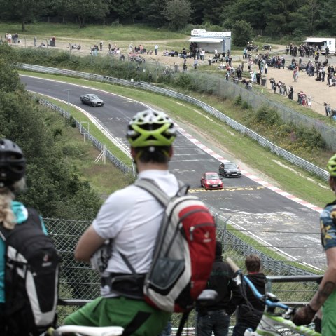 De fietstocht over de Eifel Vulkaan Fietsroute brengt je langs de Nürburgring, © TI Hocheifel-Nürburgring/R. Schanze De fietstocht over de Eifel Vulkaan Fietsroute brengt je langs de Nürburgring, © TI Hocheifel-Nürburgring/R. Schanze