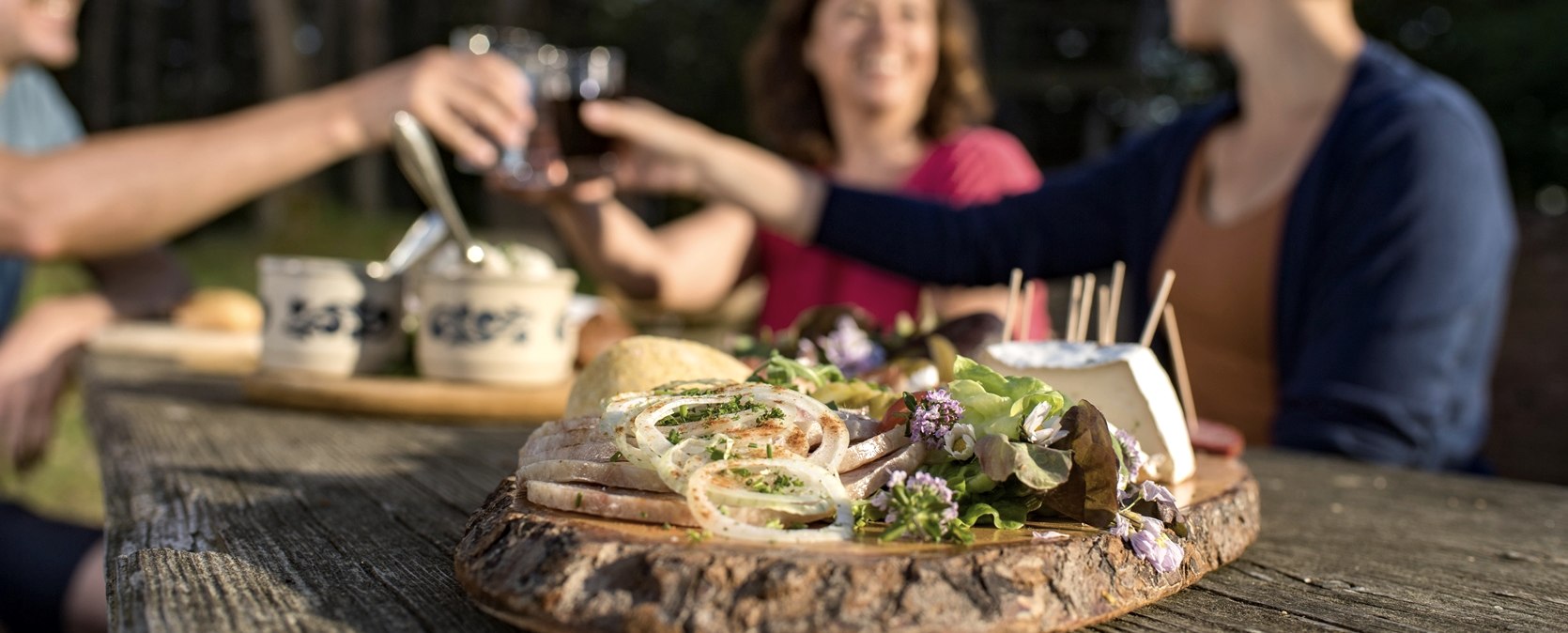 Das Traumpfädchen Eifelturmpfad in Boos bietet Traumhafte Blicke über die Eifel und die perfekte Kulisse für ein gemütliches oder romantische Picknick, © Klaus-Peter Kappest/ REMET Picknick auf dem Platz vor dem Booser Eifelturm