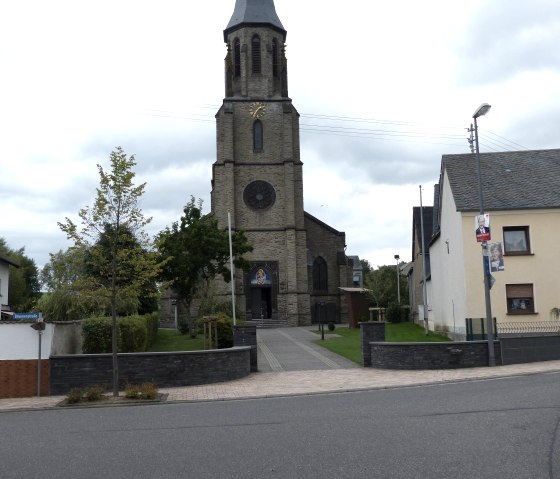 Zugang zur Kirche, © Foto: Svenja Schulze-Entrup, Quelle: Touristik-Büro Vordereifel Zugang zur Kirche, © Foto: Svenja Schulze-Entrup, Quelle: Touristik-Büro Vordereifel