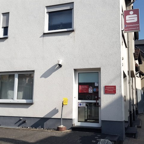 Kreissparkasse SB-Filiale Ettringen, © Foto: Svenja Schulze-Entrup, Quelle: Touristik-Büro Vordereifel Kreissparkasse SB-Filiale Ettringen, © Foto: Svenja Schulze-Entrup, Quelle: Touristik-Büro Vordereifel