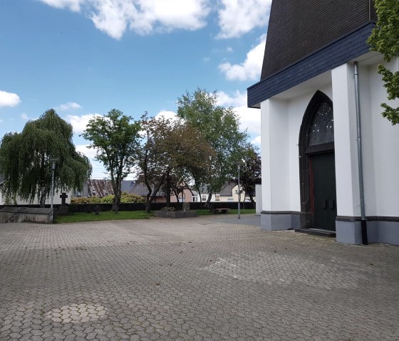 Platz vor der Pfarrkirche, © Svenja Schulze-Entrup, Touristik-Büro Vordereifel Platz vor der Pfarrkirche, © Svenja Schulze-Entrup, Touristik-Büro Vordereifel