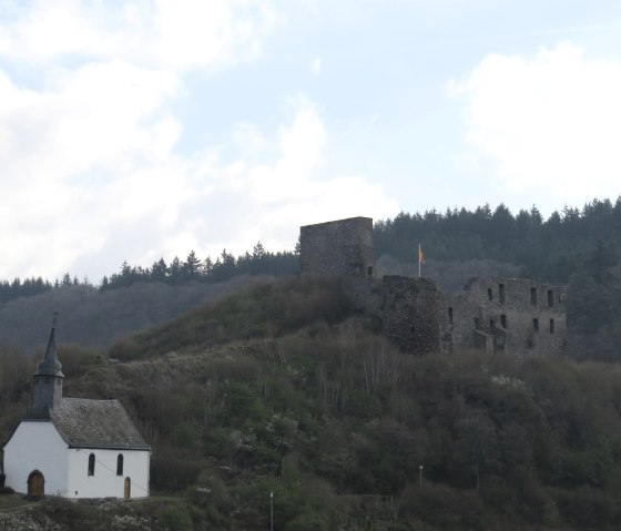 Blick auf die Kapelle unterhalb der Burgruine, © Foto: Svenja Schulze-Entrup, Quelle: Touristik-Büro Vordereifel Blick auf die Kapelle unterhalb der Burgruine, © Foto: Svenja Schulze-Entrup, Quelle: Touristik-Büro Vordereifel