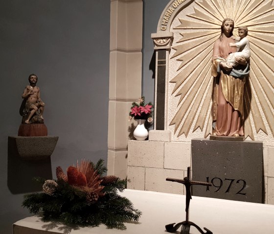 Weihnachtlich geschmückter Altarraum, © Foto: Svenja Schulze-Entrup, Quelle: Touristik-Büro Vordereifel Weihnachtlich geschmückter Altarraum, © Foto: Svenja Schulze-Entrup, Quelle: Touristik-Büro Vordereifel