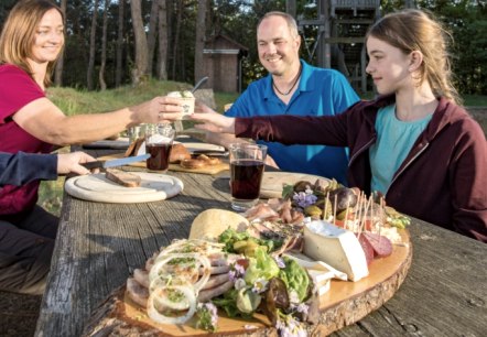 Genau der richtige Platz um ein Picknick auf dem Traumpfächen Eifelturmpfad Boos einzulegen, © Klaus-Peter Kappest/ REMET Picknick auf dem Platz vor dem Booser Eifelturm