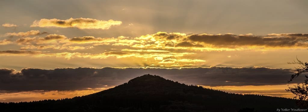 Blick zur Hohen Acht, © Foto: Volker Windheuser, Quelle: Touristik-Büro Vordereifel Blick zur Hohen Acht, © Foto: Volker Windheuser, Quelle: Touristik-Büro Vordereifel