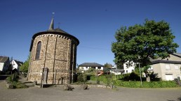Dorfplatz an der Schutzengelkapelle, © Foto: Laura Rinneburger, Quelle: Touristik-Büro Vordereifel Dorfplatz an der Schutzengelkapelle, © Foto: Laura Rinneburger, Quelle: Touristik-Büro Vordereifel