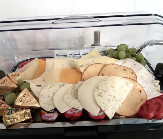 Kühlvitrine mit Käseplatte Kühlvitrine mit Käseplatte