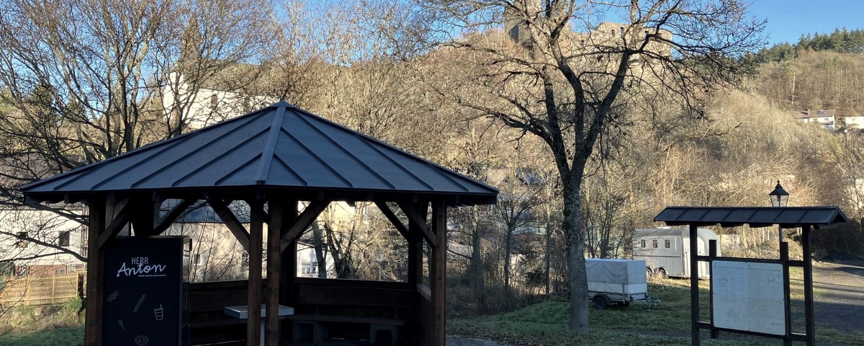 Hütte auf dem Gemeindeplatz, © Frank Fuchs Hütte auf dem Gemeindeplatz, © Frank Fuchs