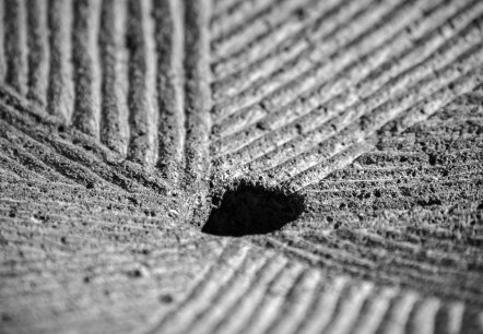 Bildauschnitt eines Mühlsteins, © Mühlsteinrevier RheinEifel Bildauschnitt eines Mühlsteins