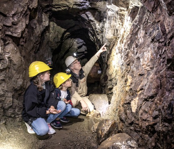 Mit Kindern in der Grube Bendisberg, © Eifel Tourismus, Dominik Ketz Mit Kindern in der Grube Bendisberg, © Eifel Tourismus, Dominik Ketz