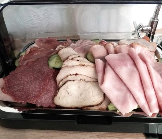 Kühlvitrine mit Schinken, Salami, Braten Platte Kühlvitrine mit Schinken, Salami, Braten Platte