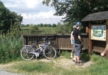 Fahrradfahrer in der Vordereifel vor einer Schautafel, © Dominik Ketz/ RPT Fahrradfahrer in der Vordereifel vor einer Schautafel