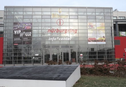 Die legendäre Rennstrecke ist ein Erlebnis für Motorsportfans und die ganze Familie, © Svenja Schulze-Entrup Blick auf das Infocenter am Nürburgring