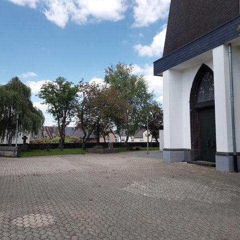 Platz vor der Pfarrkirche, © Svenja Schulze-Entrup, Touristik-Büro Vordereifel Platz vor der Pfarrkirche, © Svenja Schulze-Entrup, Touristik-Büro Vordereifel