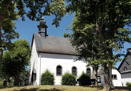 Baumgruppen um die Kapelle, © Foto: Svenja Schulze-Entrup, Quelle: Touristik-Büro Vordereifel Baumgruppen um die Kapelle, © Foto: Svenja Schulze-Entrup, Quelle: Touristik-Büro Vordereifel