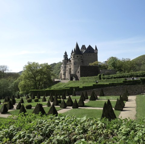 Kasteel Bürresheim met barokke tuin, © Touristik-Büro Vordereifel/Svenja Schulze-Entrup Kasteel Bürresheim met barokke tuin, © Touristik-Büro Vordereifel/Svenja Schulze-Entrup
