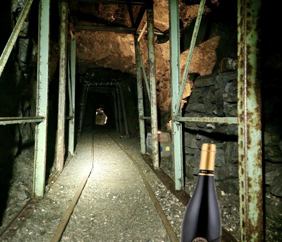 Weinprobe unter Tage - Dagernova - KI gneriert, © KI generiert/Touristik-Büro Vordereifel