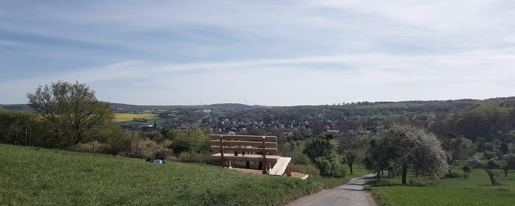 Blick auf die XXL-Baumelbank und Kottenheim, © Foto: Svenja Schulze-Entrup, Quelle: Touristik-Büro Vordereifel