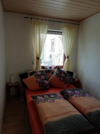 Schlafzimmer mit einem Queensize-bett, (bei bedarf zwei Beistellbetten) und großem Kleiderschrank.