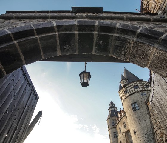 Unter dem Tor hindurch, hinein in eine andere Welt, &copy; Foto: Laura Rinneburger, Quelle: Touristik-B&uuml;ro Vordereifel