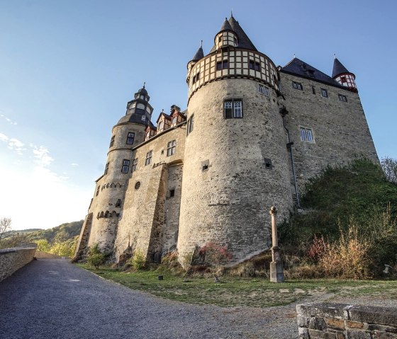 Links an Schloss Bürresheim vorbei führt.., © Foto: Laura Rinneburger, Quelle: Touristik-Büro Vordereifel