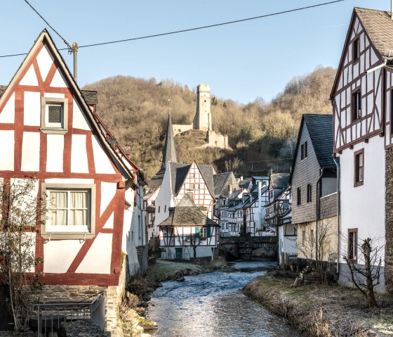 Monreal mit Fachwerk und Burg, &copy; Eifel Tourismus GmbH, Dominik Ketz