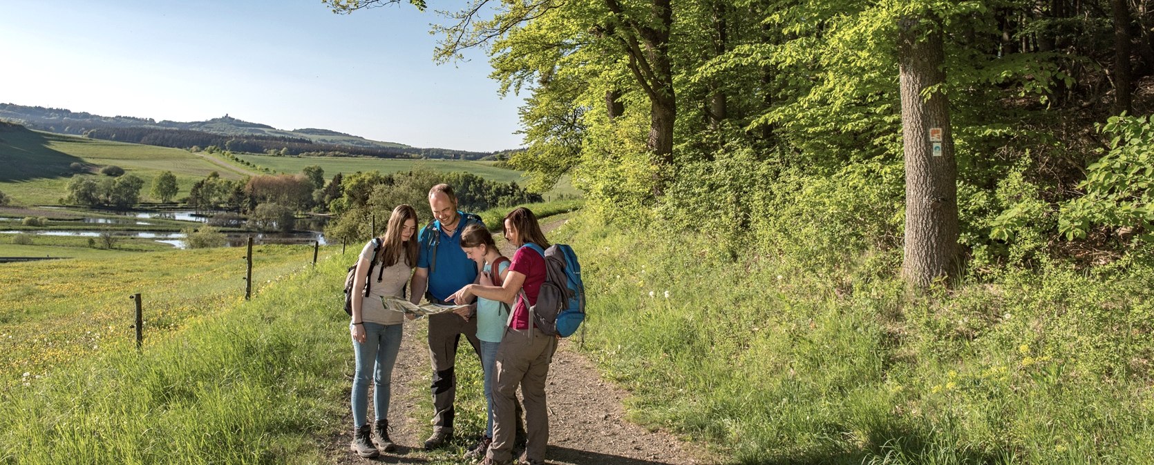 Wanderer unterwegs auf dem Traumpf&auml;dchen Eifelturmpfad Boos