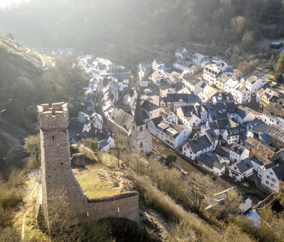 Monreal und seine Burgen im Sonnenaufgang, © Eifel Tourismus GmbH, D. Ketz
