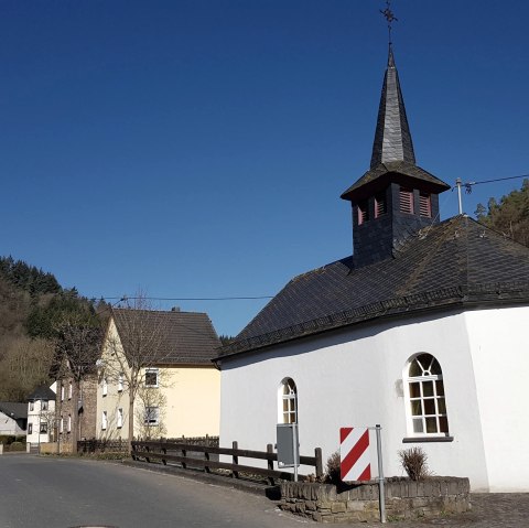 Blick in die Ortsgemeinde Acht mit Kapelle, © Foto: Svenja Schulze-Entrup, Quelle: Touristik-Büro Vordereifel