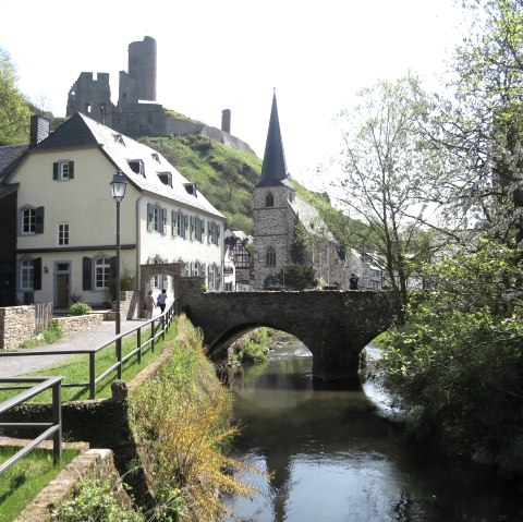Pfarrkirche im Fr&uuml;hling, &copy; Foto: Svenja Schulze-Entrup, Quelle: Touristik-B&uuml;ro Vordereifel