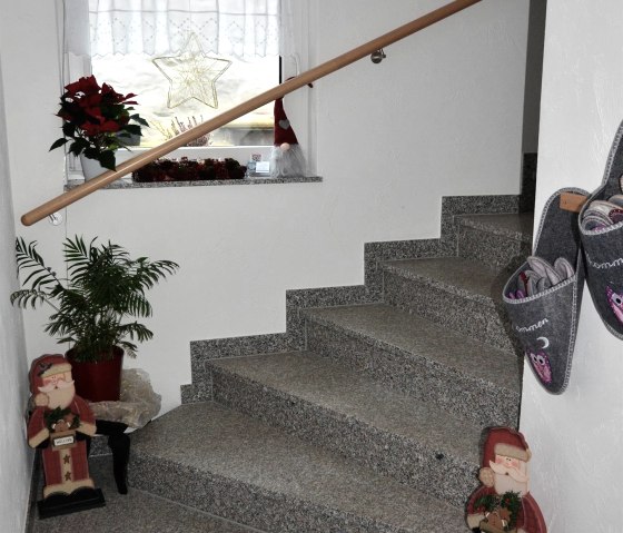Décoration hivernale de la cage d'escalier