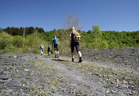 Wanderer auf dem Weg aus der Schiefergrube Bausberg bei Kehrig