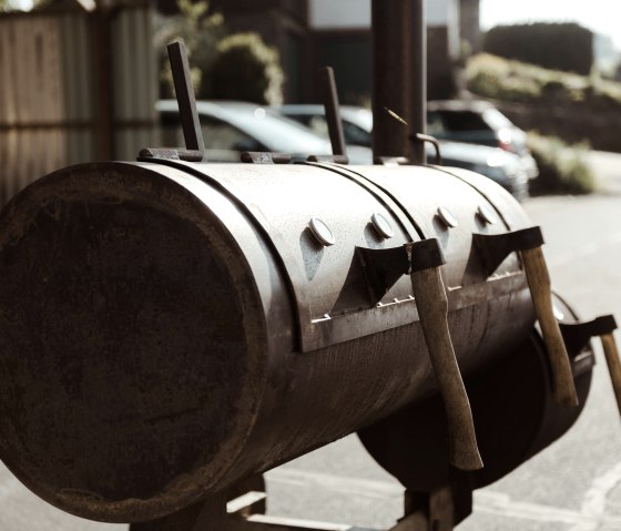 Smoker in front of the Eifelschenke, &copy; VerBildLicht Fotografie