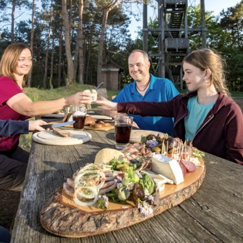 Picknick auf dem Platz vor dem Booser Eifelturm