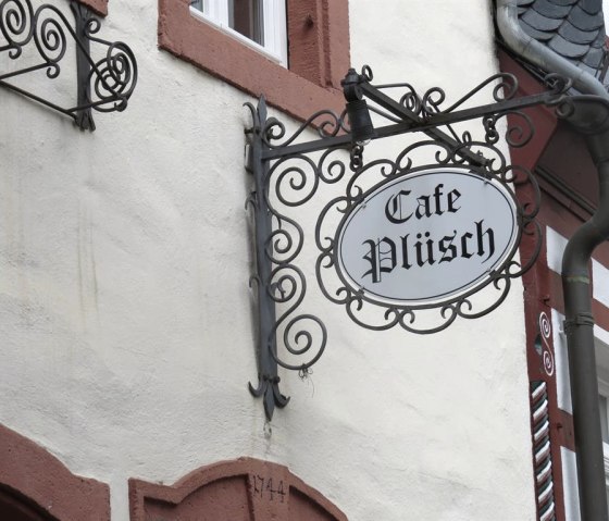 Türschild Café Plüsch, © Foto: Svenja Schulze-Entrup, Quelle: Touristik-Büro Vordereifel