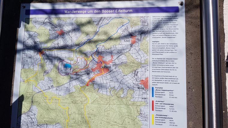 Eine Karte zeigt verschiedene Gebiete mit farblichen Markierungen. Hinweise und Erklärungen sind auf der Seite abgedruckt.