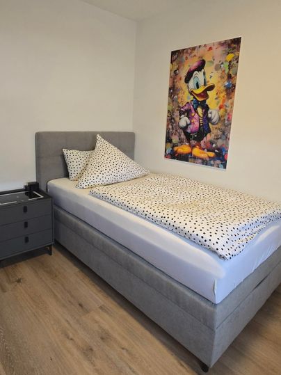 Bett (1,20m)
SMART TV
QI-Ladestation