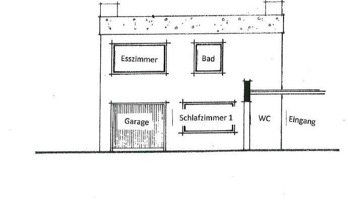 Das Bild zeigt die Vorderansicht eines Hauses mit Beschriftungen für verschiedene Räume. Zu sehen sind das Esszimmer, das Bad, ein Schlafzimmer, die Garage und der Eingang.