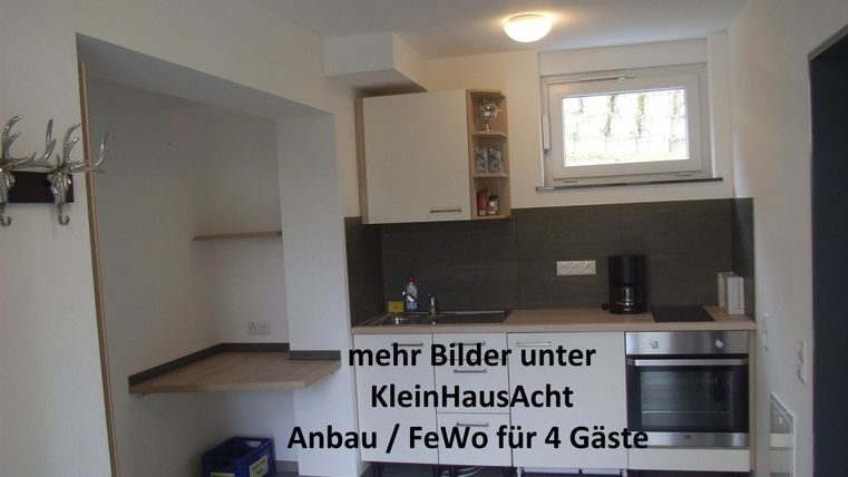 Eine helle und moderne Küche mit Einbaugeräten und einem offenen Raum. Sie ist ideal für bis zu vier Gäste.