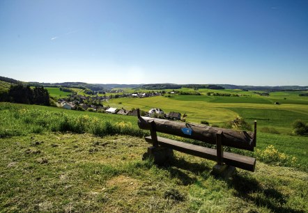 Bank mit sch&ouml;ner Aussicht &uuml;ber Herresbach, &copy; Laura Rinneburger