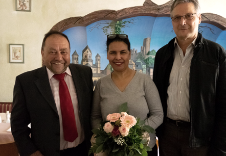Alfred Schomisch und Karl Schmitz &uuml;bergeben einen Blumenstrau&szlig; 