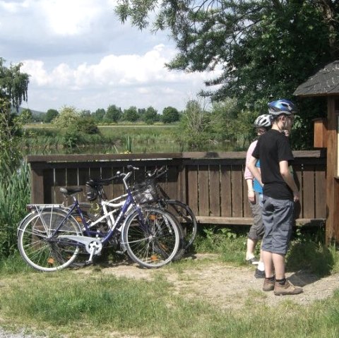 Fahrradfahrer in der Vordereifel vor einer Schautafel