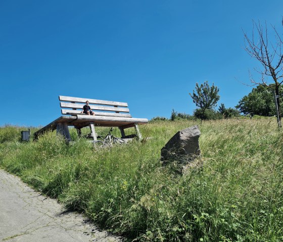 Rast auf der XXL-Bank in Kottenheim, &copy; Svenja Schulze-Entrup