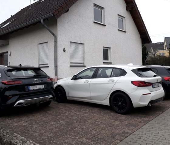 Hausansicht mit Parkm&ouml;glichkeit