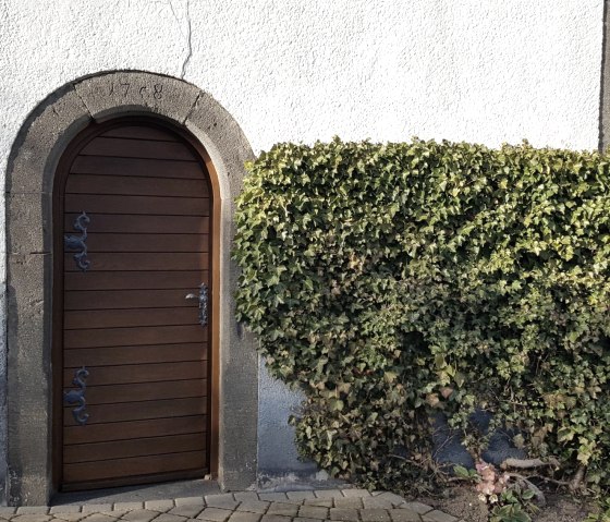 Portal mit Basaltrahmen, &copy; Foto: Svenja Schulze-Entrup, Quelle: Touristik-B&uuml;ro Vordereifel