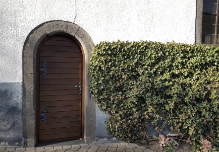 Portal mit Basaltrahmen, &copy; Foto: Svenja Schulze-Entrup, Quelle: Touristik-B&uuml;ro Vordereifel
