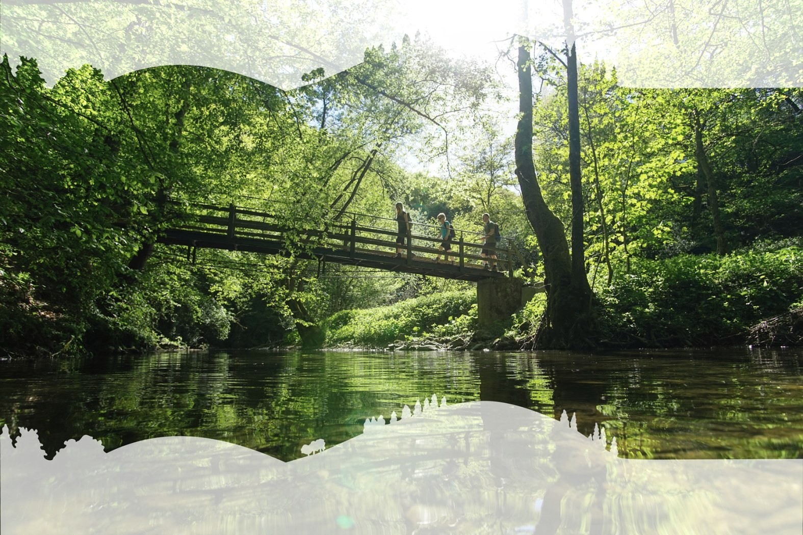 Wanderer auf dem Schieferweg Route 2 &uuml;ber einer Br&uuml;cke im Elzbachtal