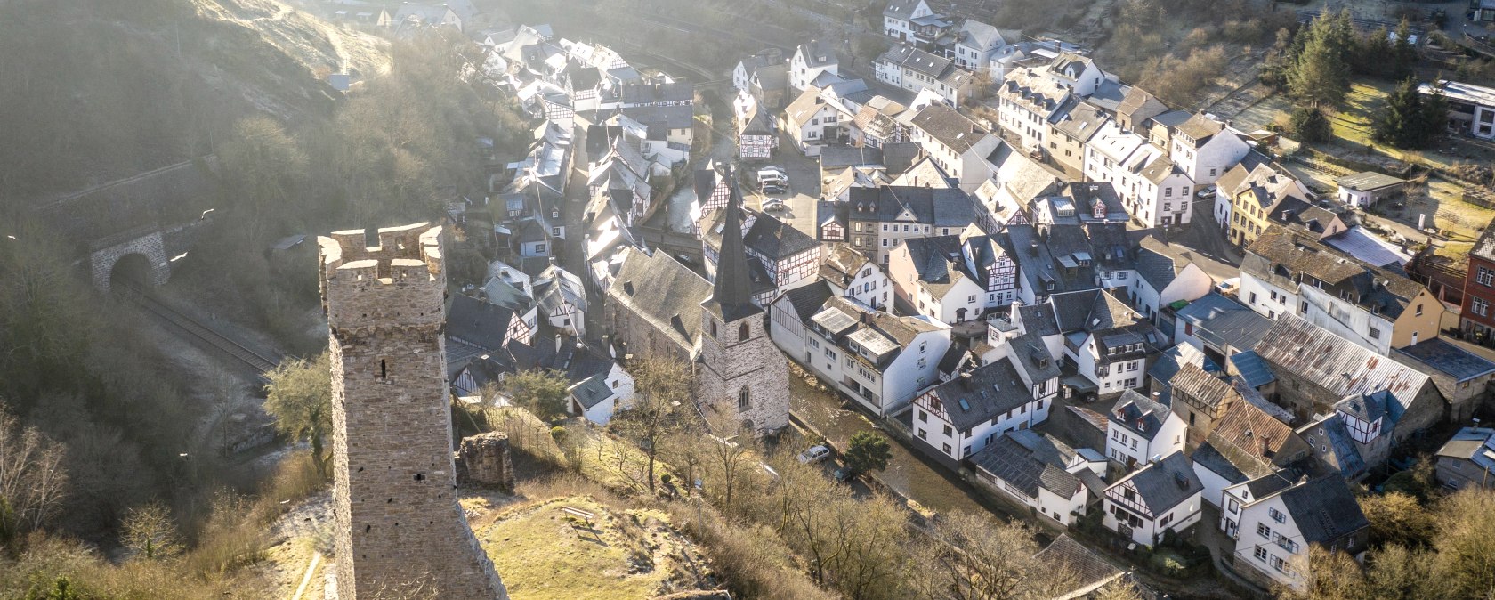 Blick auf die Burgen über Monreal, © Eifel Tourismus GmbH, Dominik Ketz